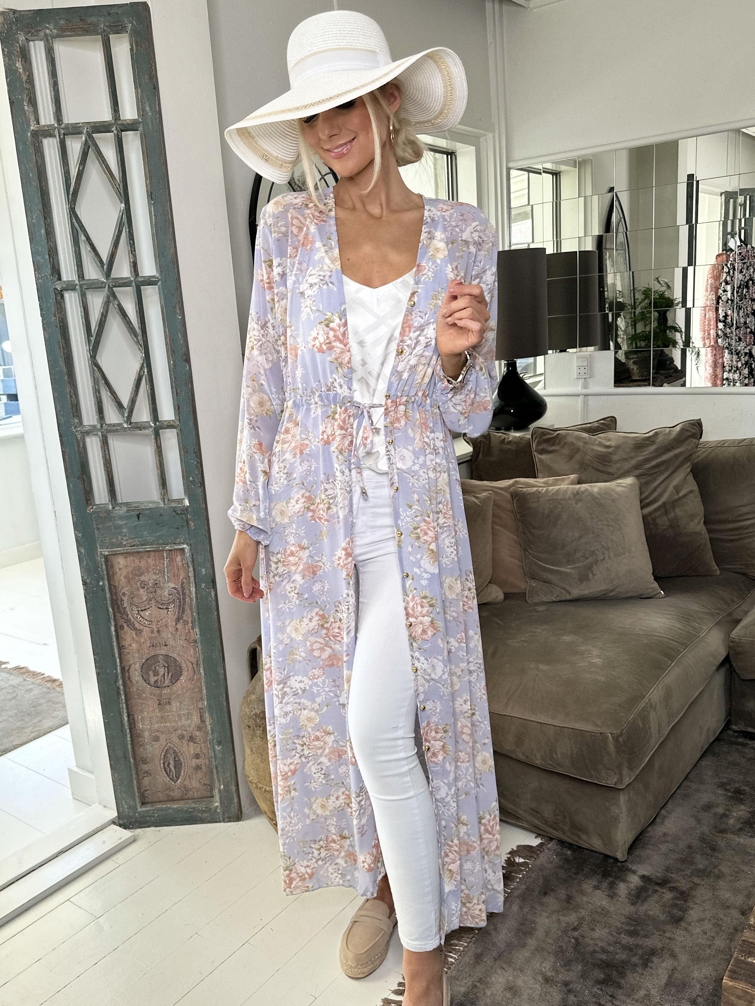 Stine - Söt lång kimono med blommigt tryck